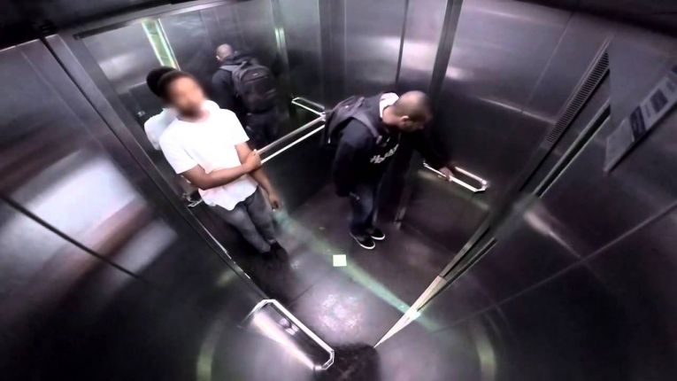 #LOSCABOS |La pesadilla de todo hombre cuando subes aun elevador la vivieron 4 EXTRANJEROS ayer en San José.- Noticias La Paz