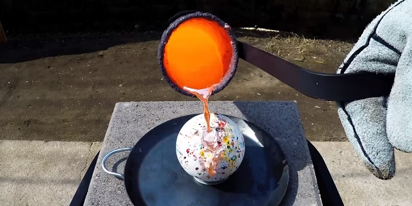 ¿Qué pasa si se vierte cobre fundido sobre una bola de caramelo? El resultado sorprende