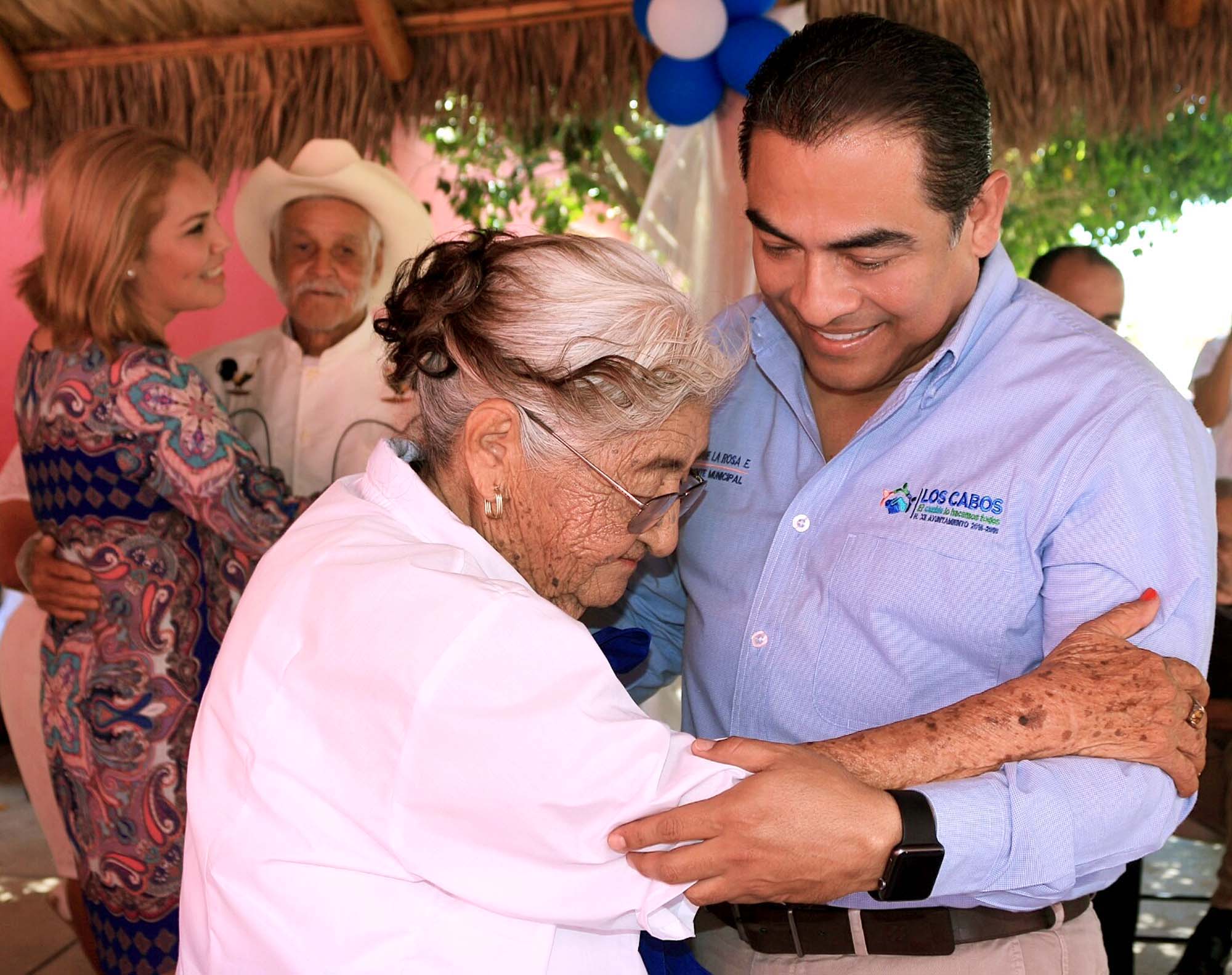 Alcalde y DIF Los Cabos festejan los100 años de “Panchita” en Casa de Día de SJC