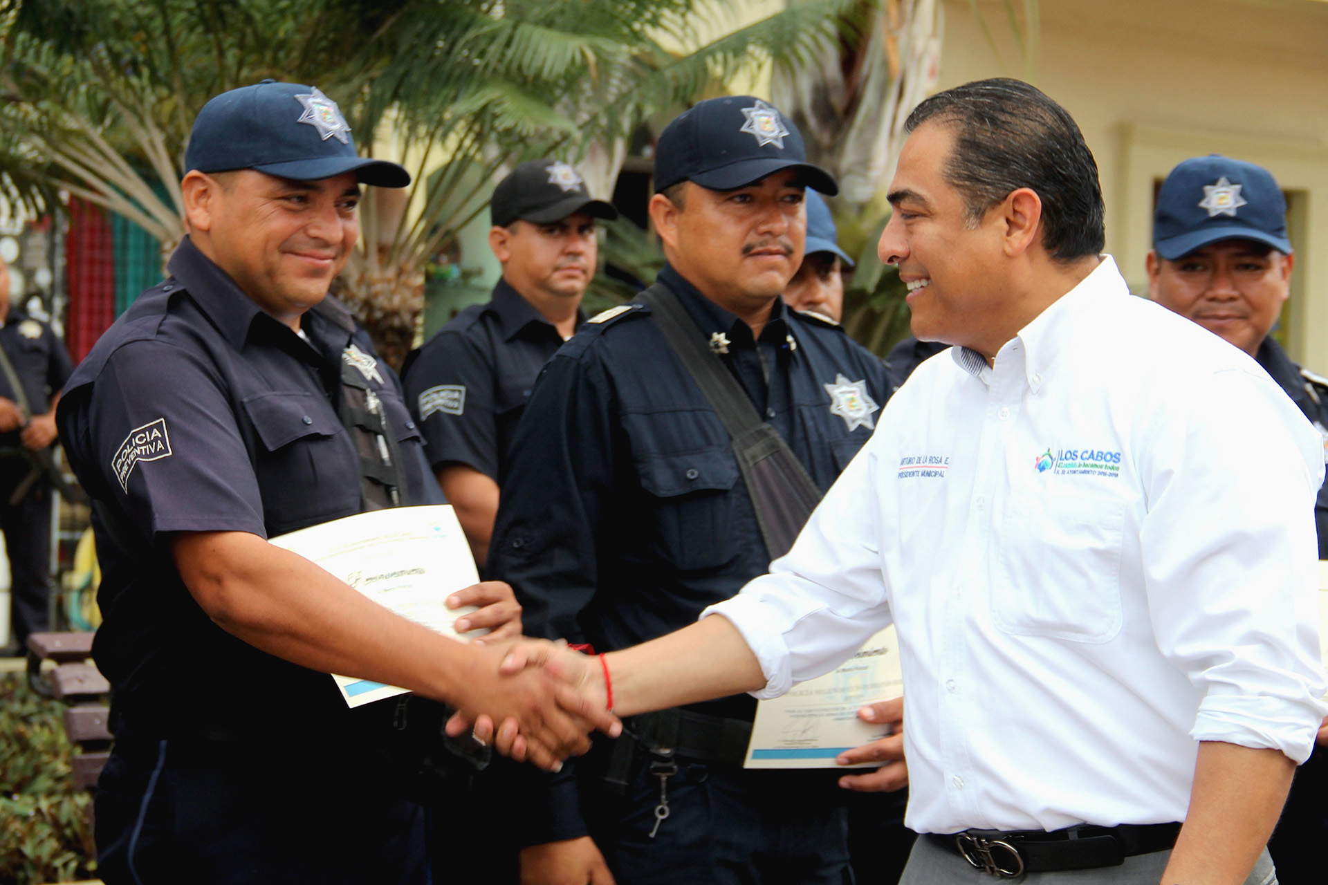 #Los Cabos | Alcalde Arturo De la Rosa entrega constancia de Formación Inicial a 30 policía.-Noticias La Paz