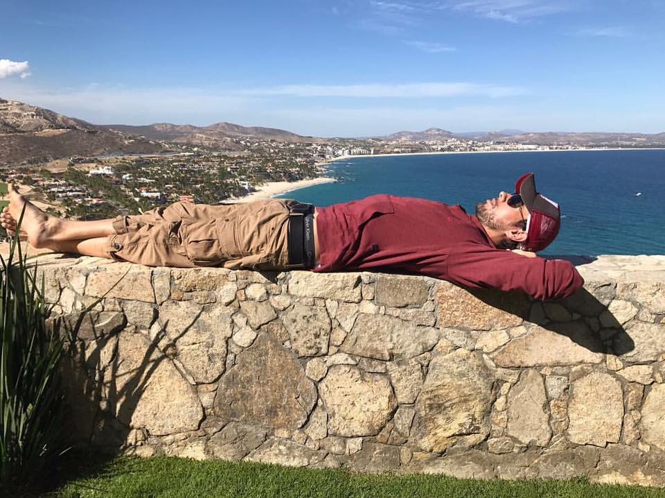 ¡Relajado Enrique Iglesias descansa en Cabo San Lucas!