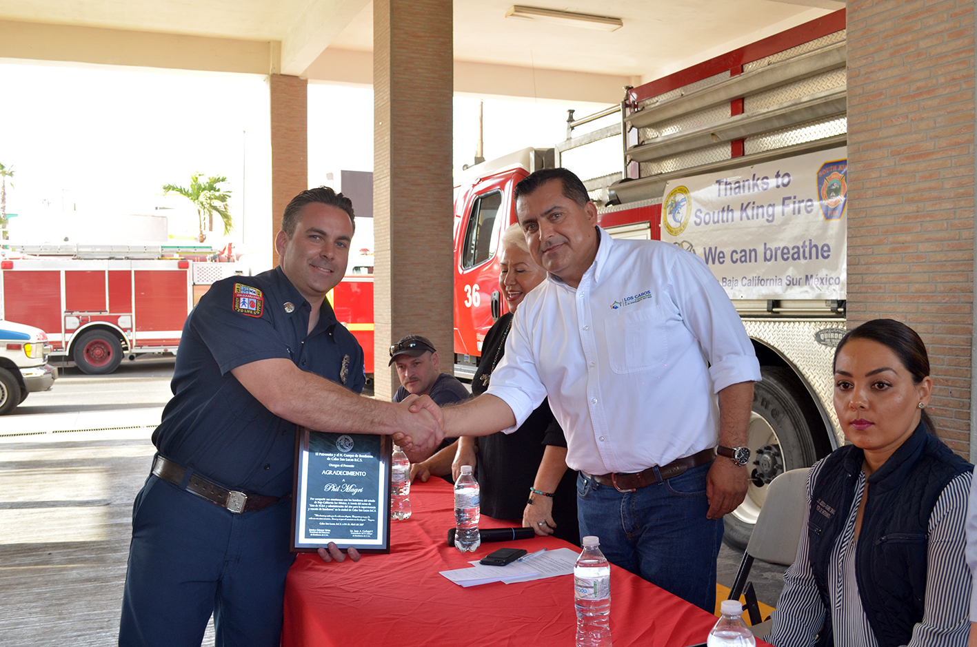 XII Ayuntamiento de Los Cabos colabora para traer donativo a bomberos