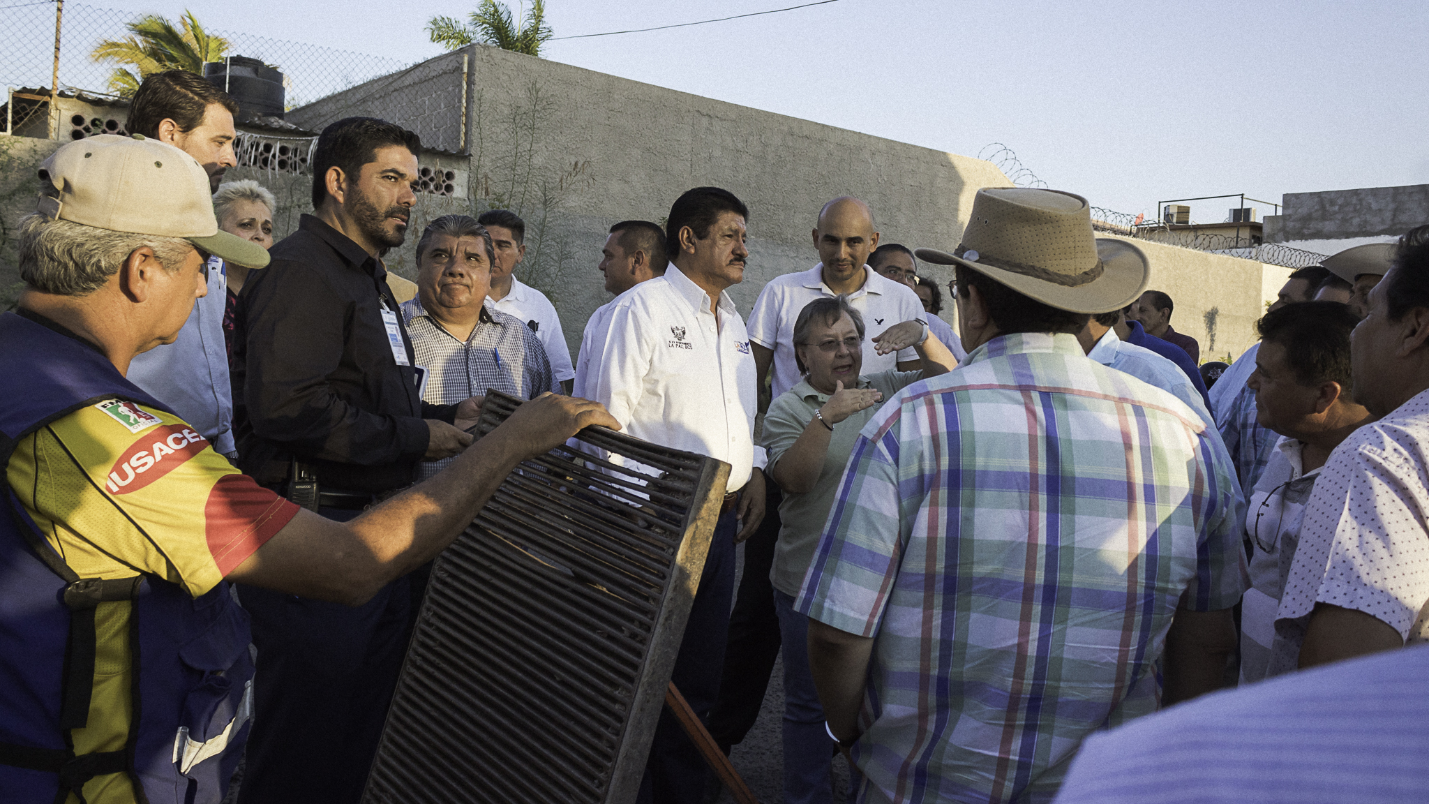  Atiende Alcalde de La Paz a vecinos de Fraccionamiento Atardeceres