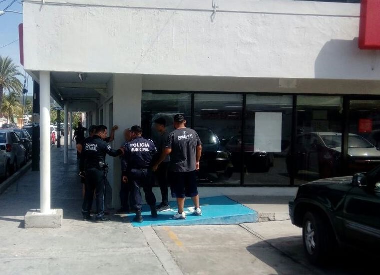 Evitó policia que le depositaran a extorsionadores en La Paz