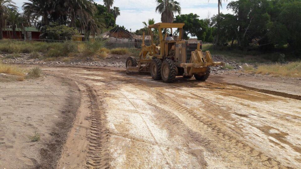 Continúa ayuntamiento de MULEGÉ atendiendo caminos y accesos afectados por las lluvias