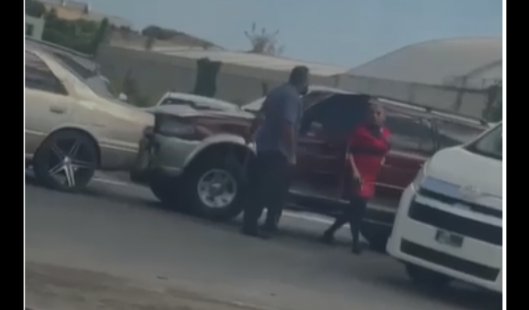 (VIDEO) Mujer le saca una pistola a hombre que previamente la amenazó con un bate