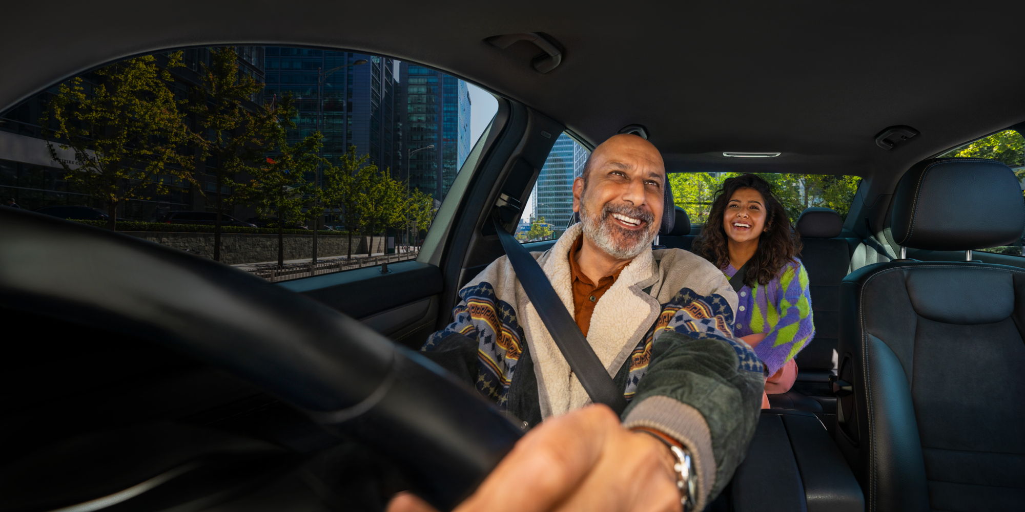 Reconoce inDrive a conductor que canta con pasajeros para brindar “viajes más humanos