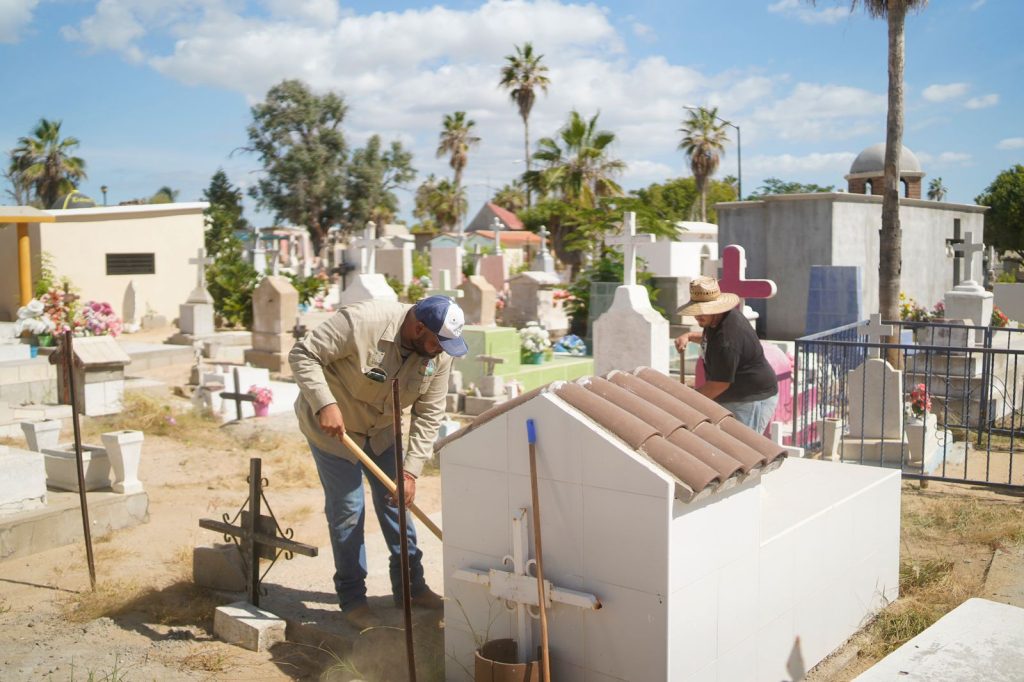 Avanzan los trabajos de limpieza de los panteones de Los Cabos para el día de muertos