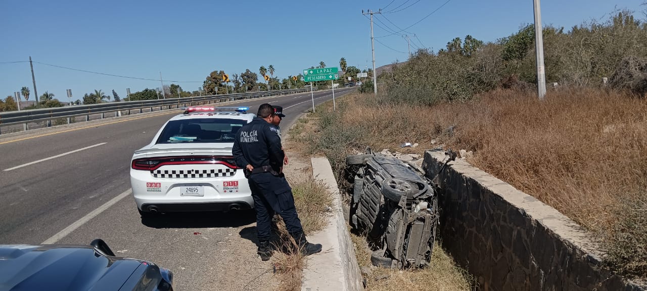 Accidente automovilístico en Baja California Sur deja una camioneta volcada y dos personas hospitalizadas