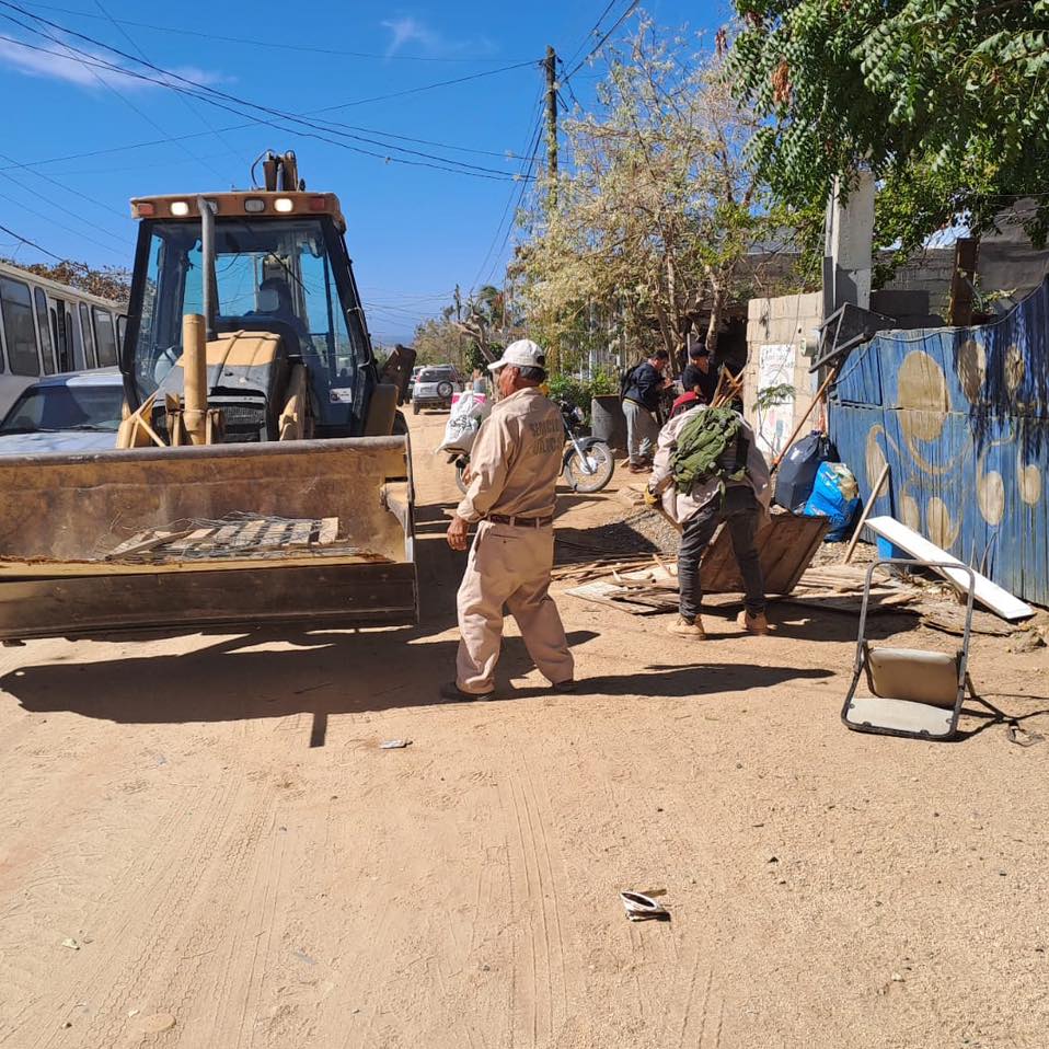 Servicios públicos de Los Cabos siguen trabajando en la limpieza de vialidades