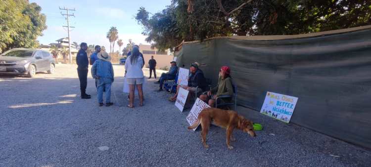 Manifestación de Turistas Extranjeros en Rancho Pescadero «No más caca» «Stop the stink».