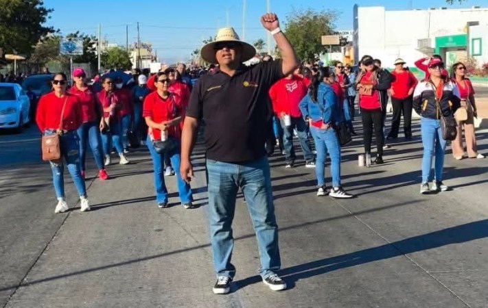 Magisterio sudcaliforniano alza la voz: Masiva marcha en La Paz contra reforma al ISSSTE.