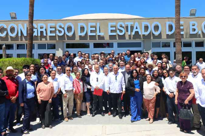 Comunidad universitaria celebra acuerdo del Congreso para inscribir a la UABCS en su Muro de Honor