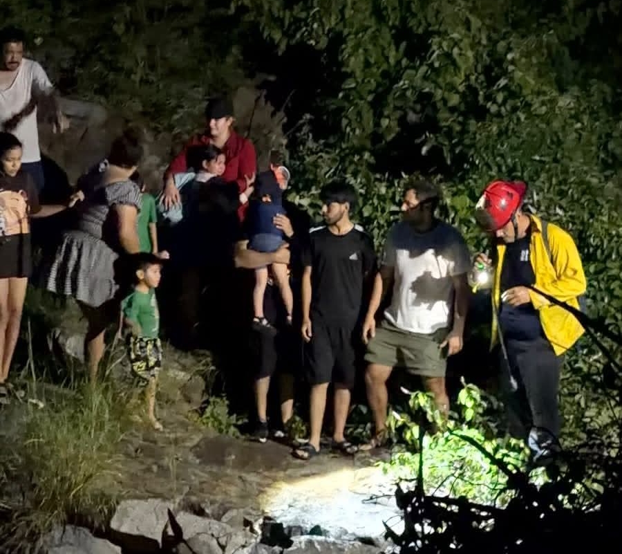 Bomberos de La Paz rescatan a 15 personas atrapadas en arroyo de San Blas