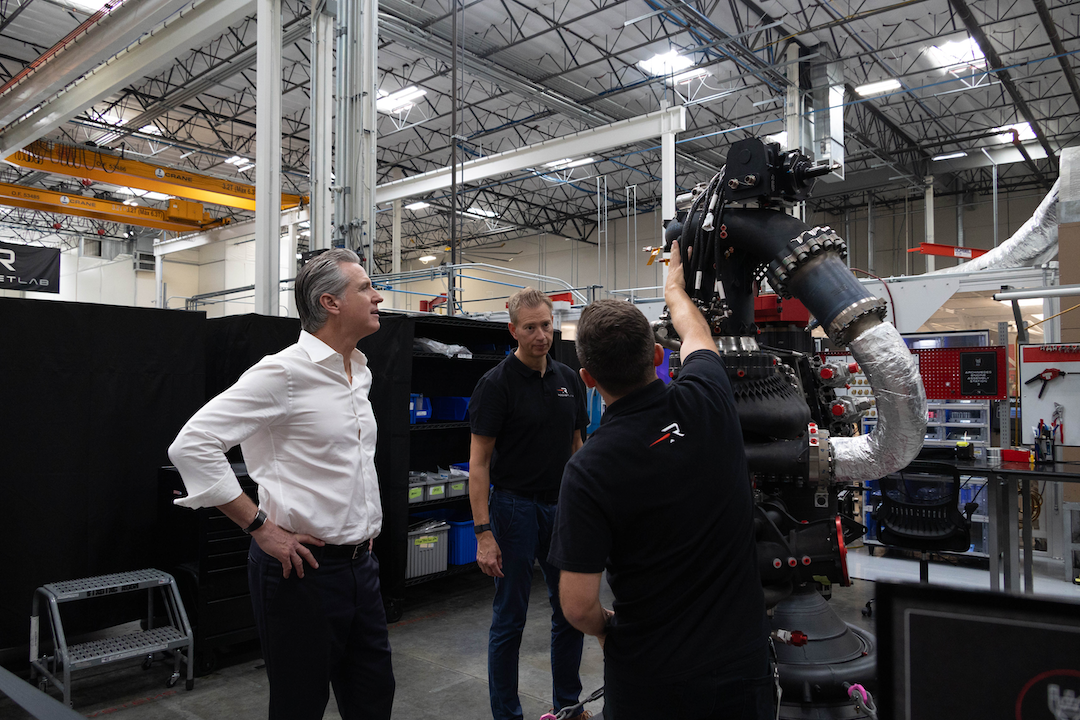 Long Beach refuerza su perfil aeroespacial con visita de Newsom a Rocket Lab