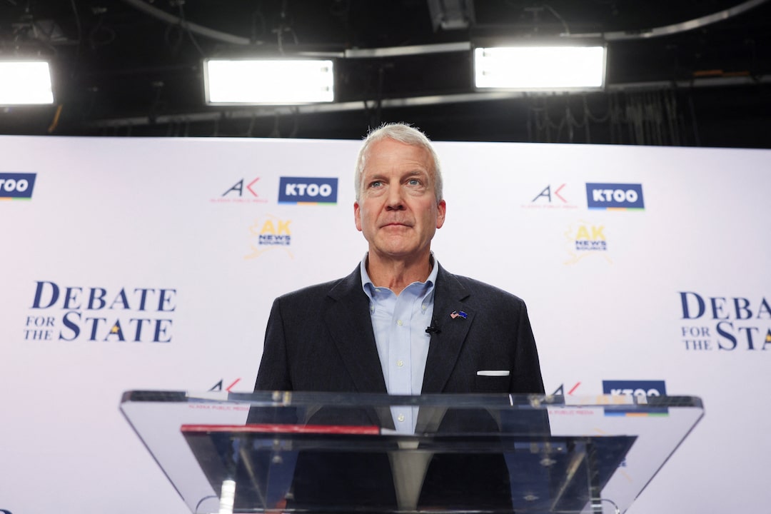 REUTERS/Kerry Tasker. Dan Sullivan en un debate en Anchorage, 15 de octubre de 2026; fotografía de archivo.