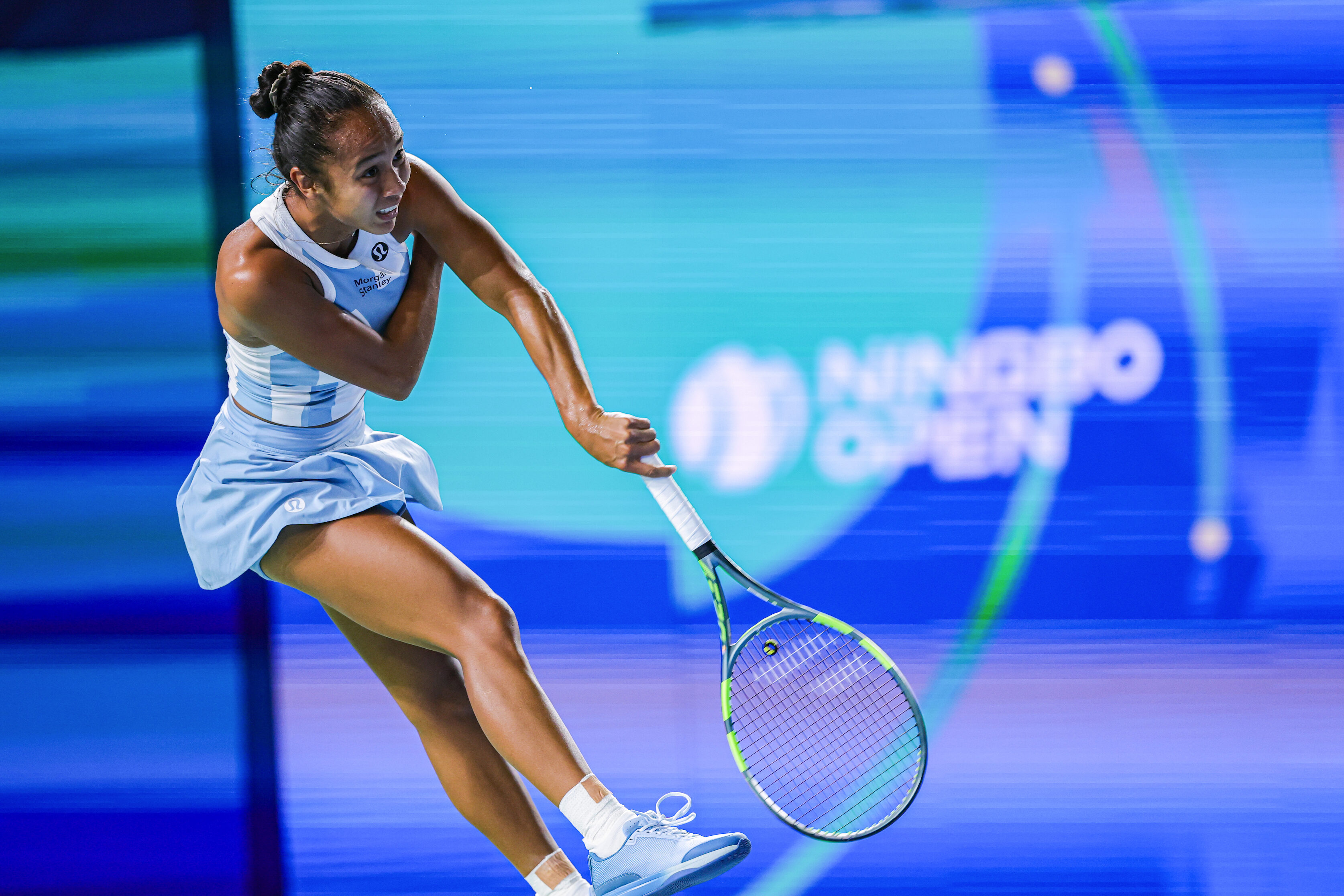 Leylah Fernandez remonta ante Alexandrova y avanza a semifinales en Ningbo