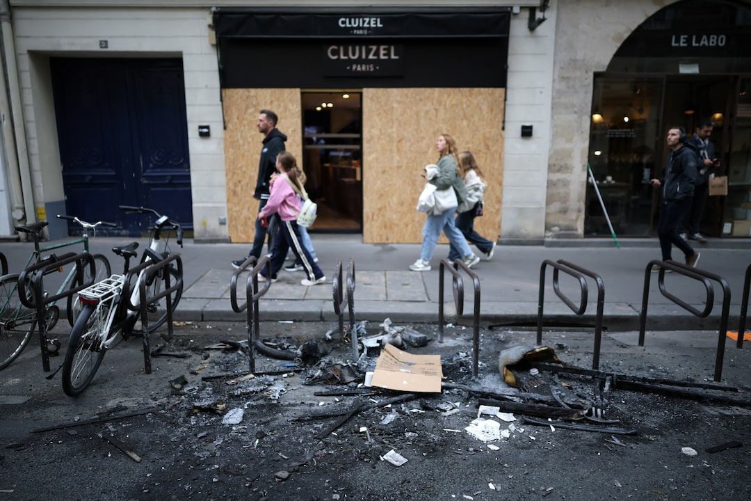 Escaparates protegidos en París, 21 de octubre. Foto: Stephane Mahe/Reuters.
