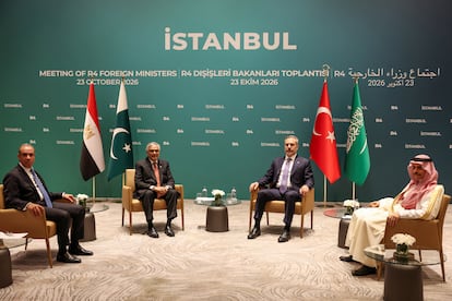 Murad Sezer/REUTERS, vía EL PAÍS. Ministros de Exteriores reunidos en Estambul, 23 de octubre de 2026.