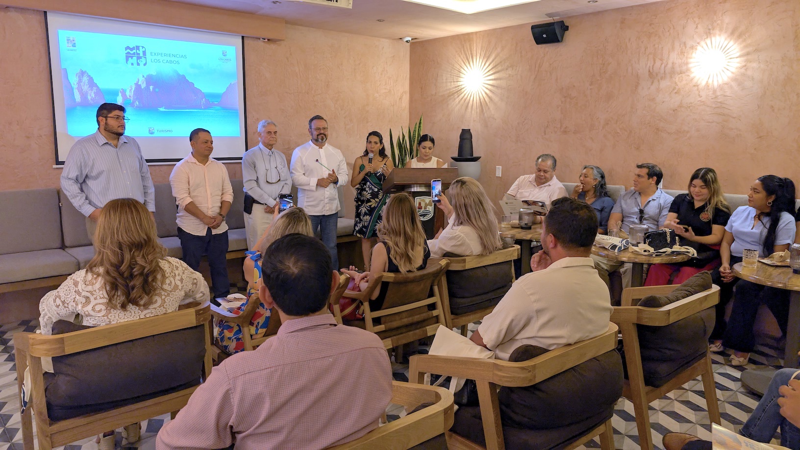 Los Cabos presenta guía turística con gastronomía, cultura y proyectos locales