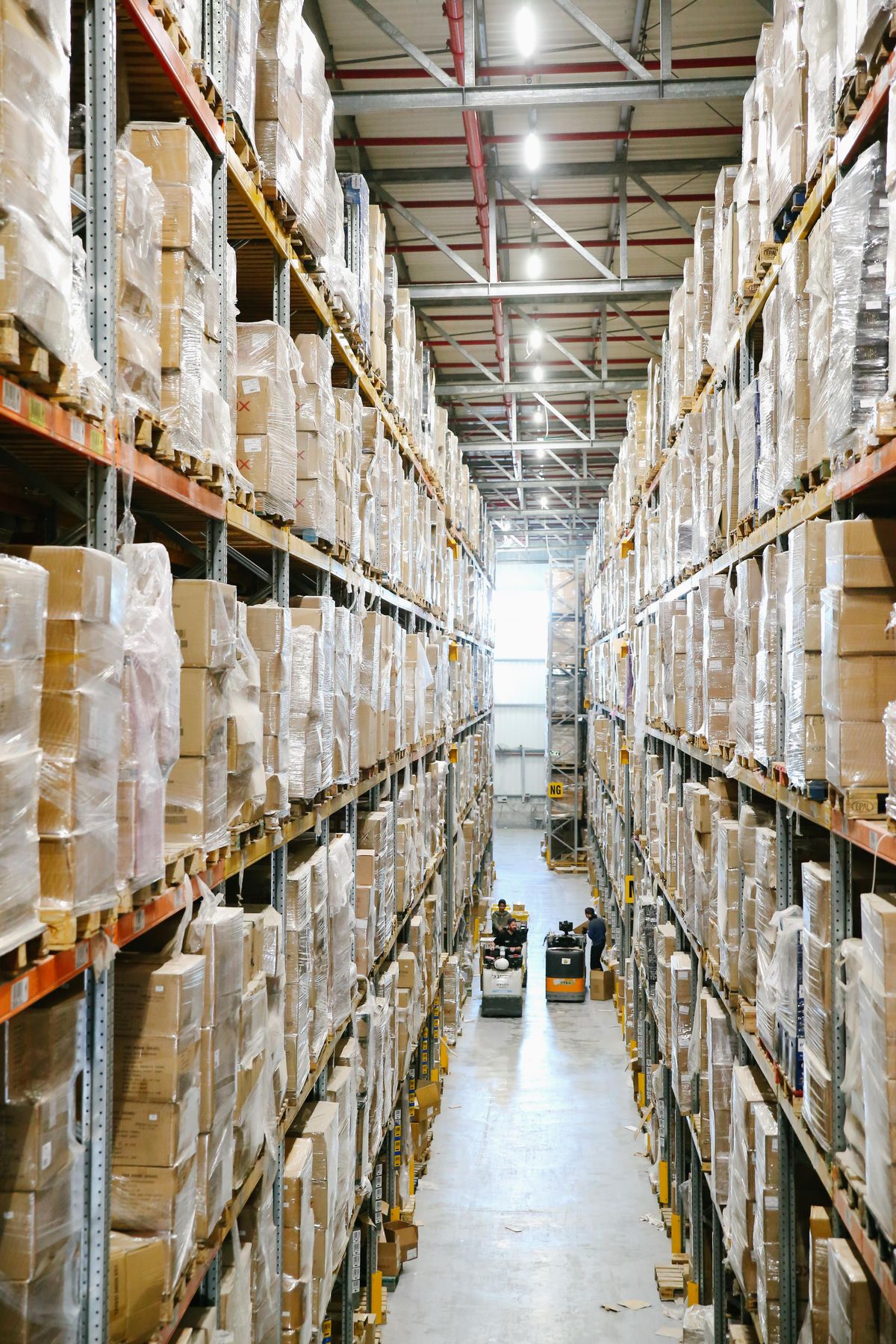 Almacén con cajas en estantes, fotografía ilustrativa