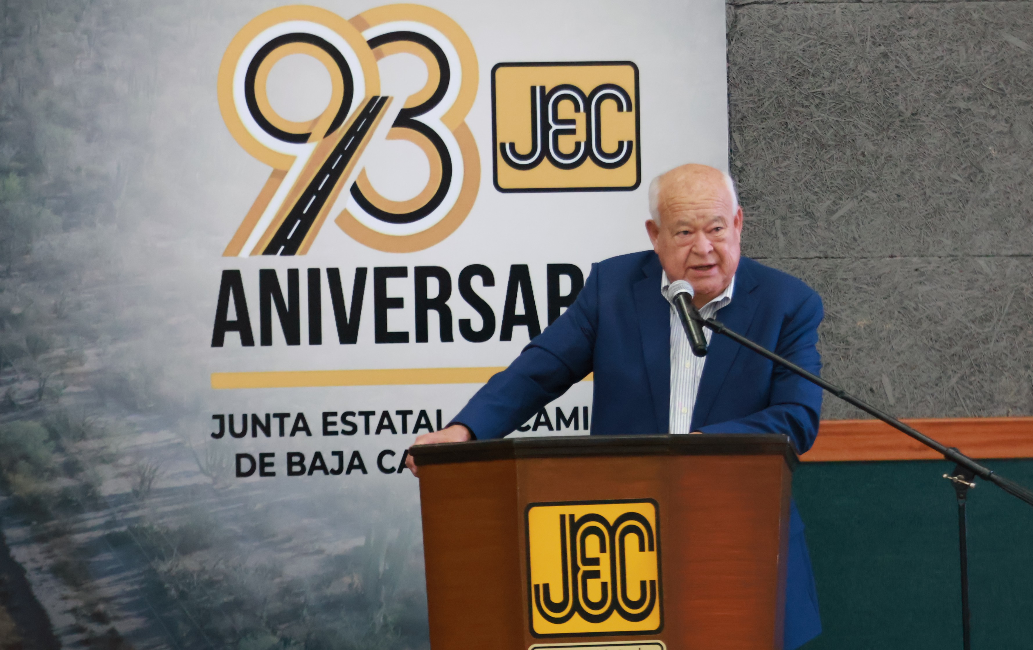 Víctor Castro reconoce a trabajadores de caminos en su día