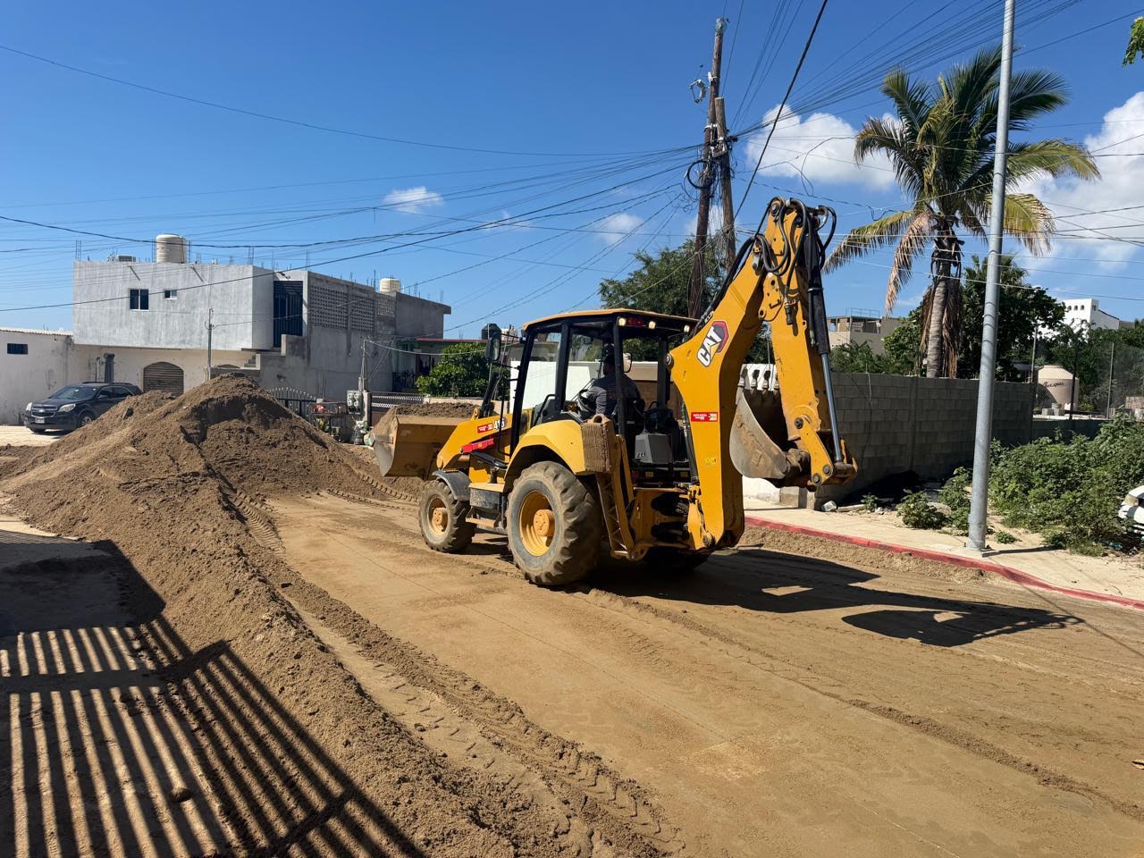 Retiran azolve y nivelan calles en colonias de Cabo San Lucas