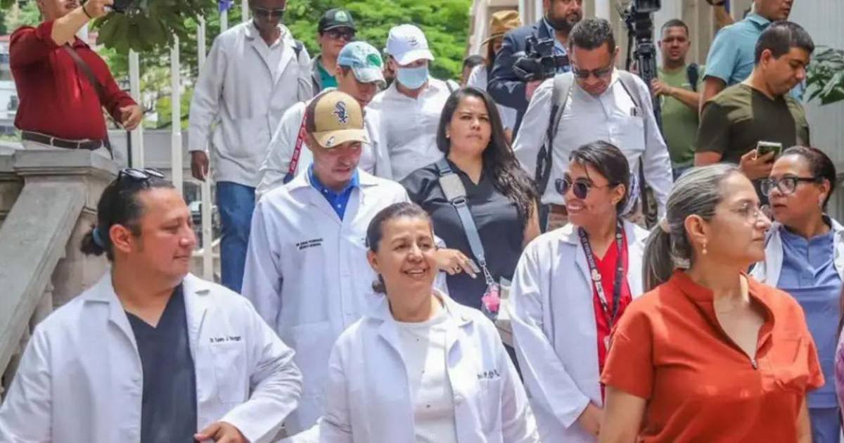 Conflicto médico en Honduras continúa con convocatoria a asamblea este sábado