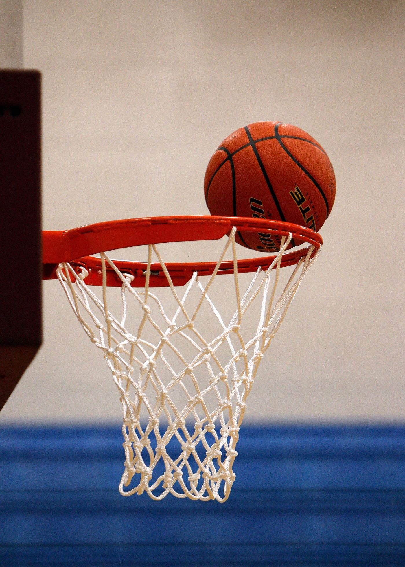 Balón de baloncesto en un aro, fotografía ilustrativa