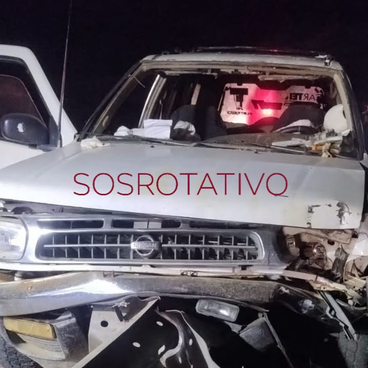 Camioneta dañada tras choque en carretera La Paz a San Juan de los Planes