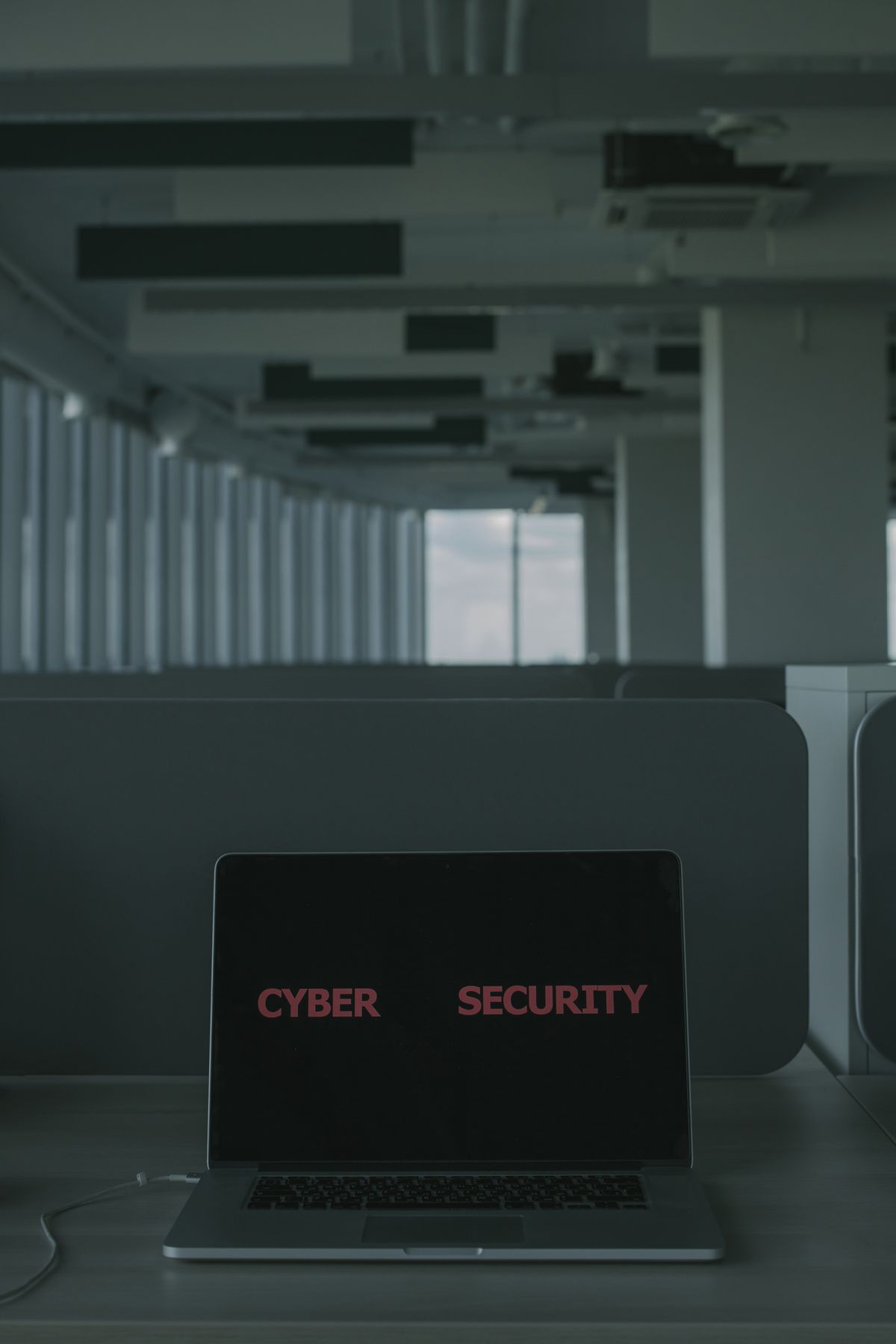 Computadora con texto sobre ciberseguridad; fotografía ilustrativa.