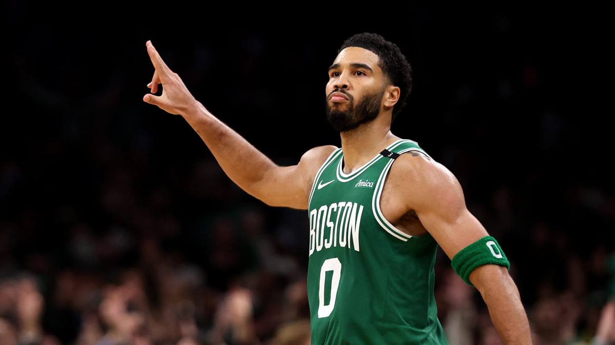 Tatum anota 36 puntos y Celtics vencen 107-103 a los Knicks