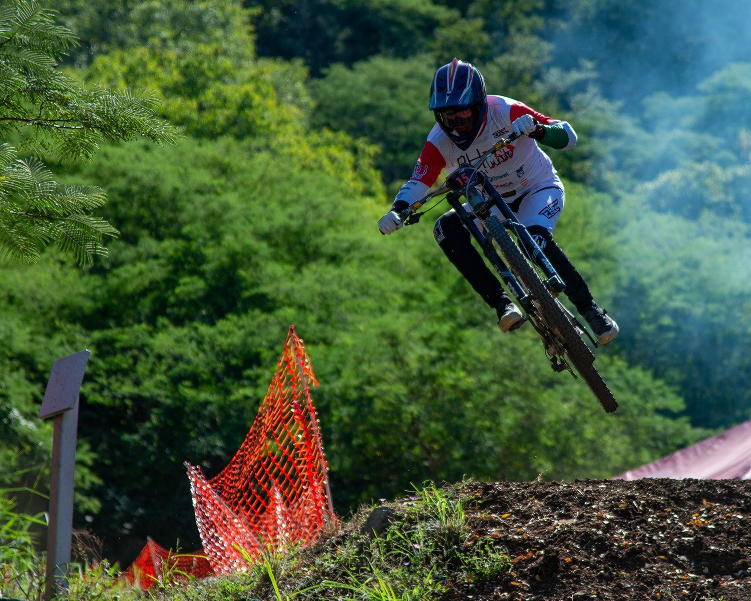 Ciclismo de descenso en La Cumbre, Colima