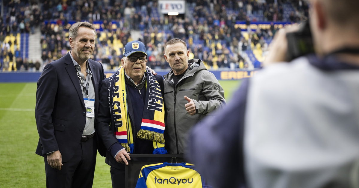 Material gráfico de Eredivisie para la información: Cambuur despide a Rein de Vries tras 41 años como voz del estadio