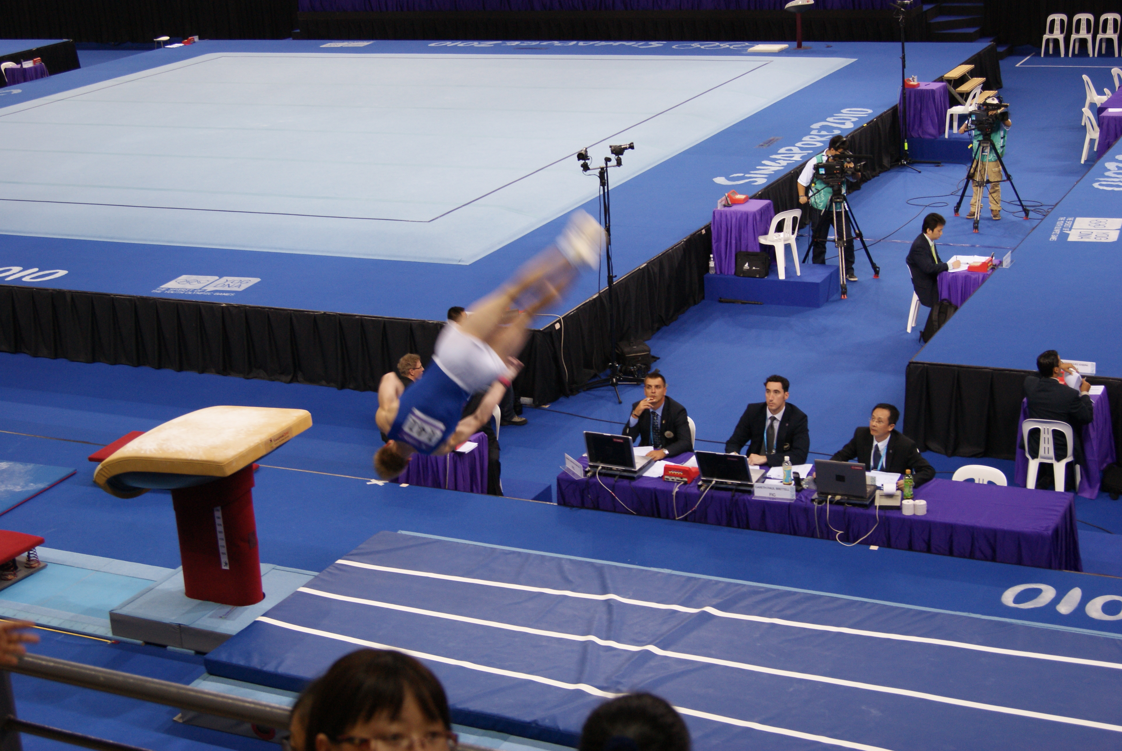 Eduard Shaulov realiza un salto en Singapur 2010. Foto ilustrativa de archivo; no es Victoria Mata.