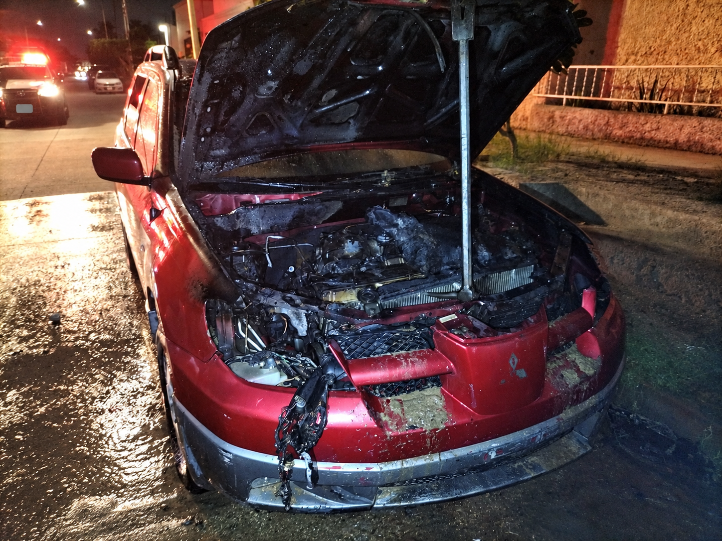 Incendio daña el motor de una camioneta en la colonia Benito Juárez
