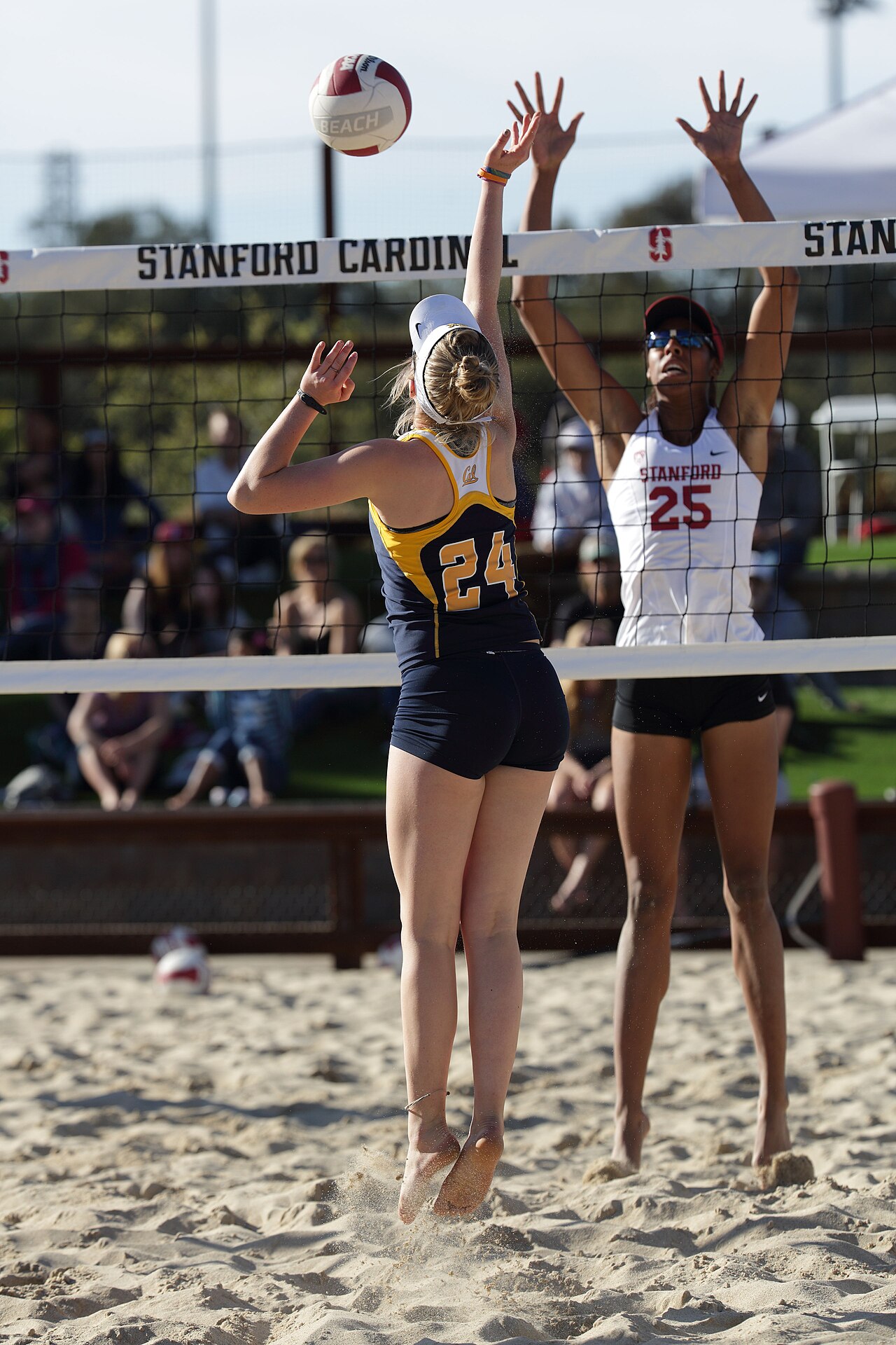 Fotografía de archivo: NCAA beach volleyball match at Stanford in 2017 (9).jpg. Imagen ilustrativa, no corresponde al hecho reseñado.