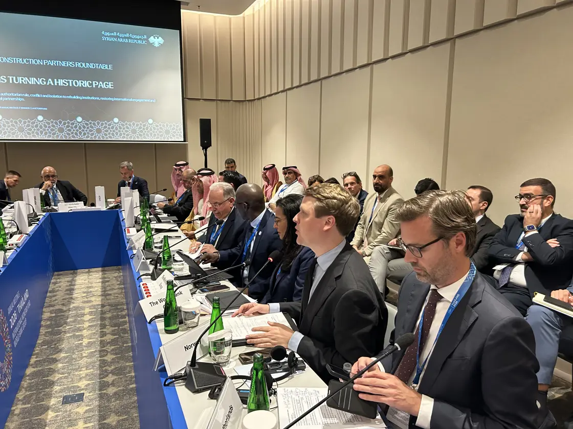 Åsmund Aukrust en la mesa sobre Siria. Foto: Mørch Smith / Ministerio de Asuntos Exteriores de Noruega.