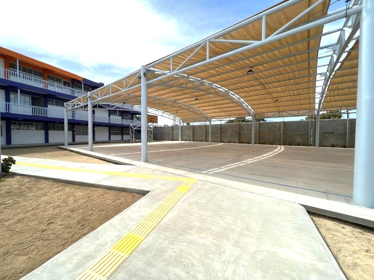 Instalaciones escolares con aulas y cancha techada en San José del Cabo.