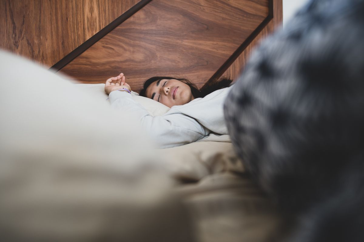Persona descansando en una cama