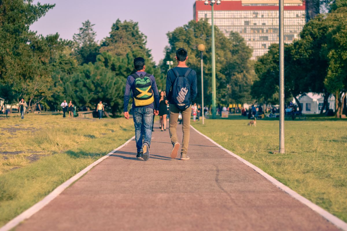 Personas caminando por un parque