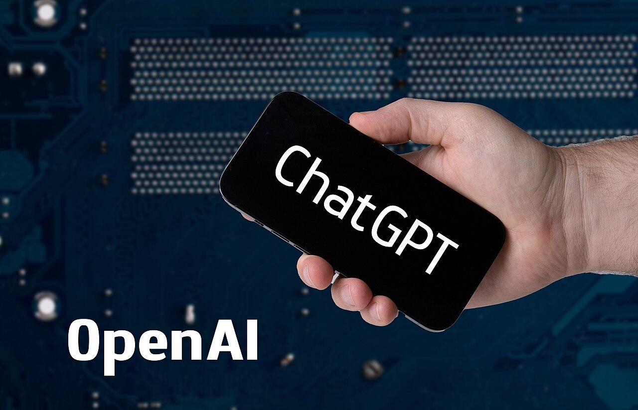 Fotografía ilustrativa de un teléfono con el nombre de ChatGPT y OpenAI.