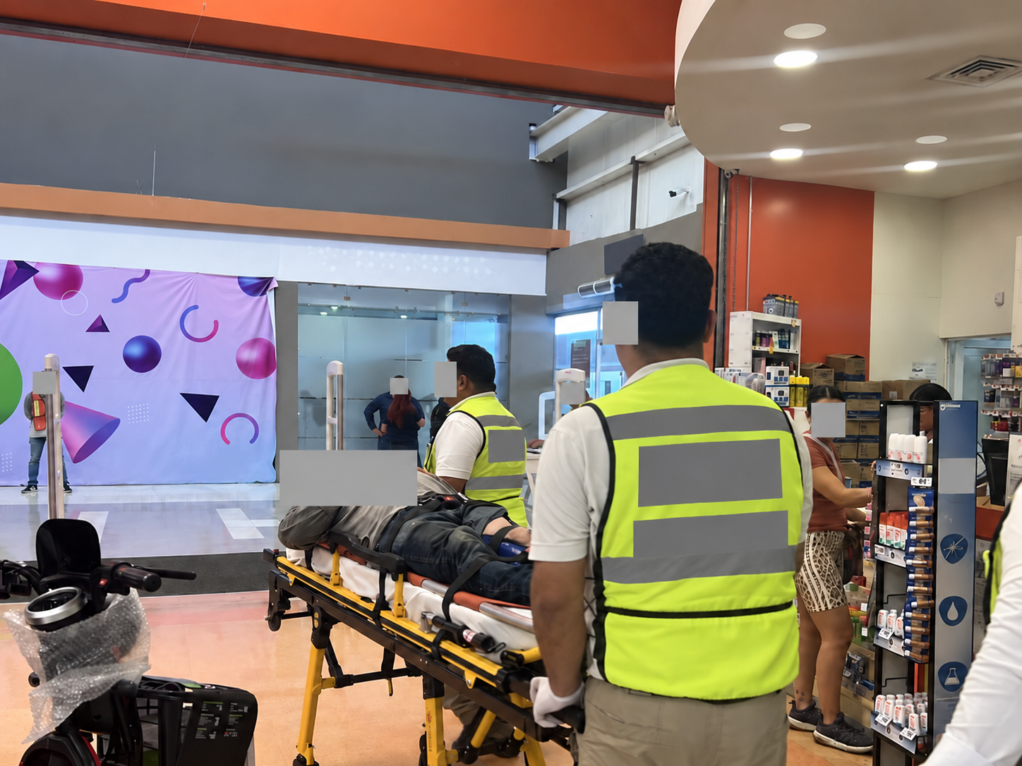 Trabajador cae del techo mientras realizaba mantenimiento en Soriana de La Paz