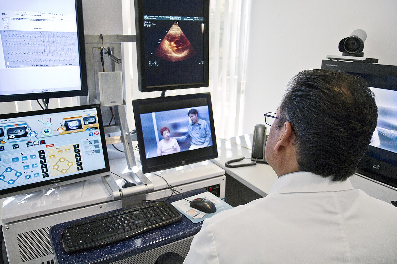 México registra 2.7 médicos por cada mil habitantes; proponen usar IA para reducir trámites en consultorios